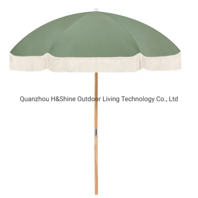 Открытый деревянный солнцезащитный зонт премиум-класса с бахромой и кисточками.